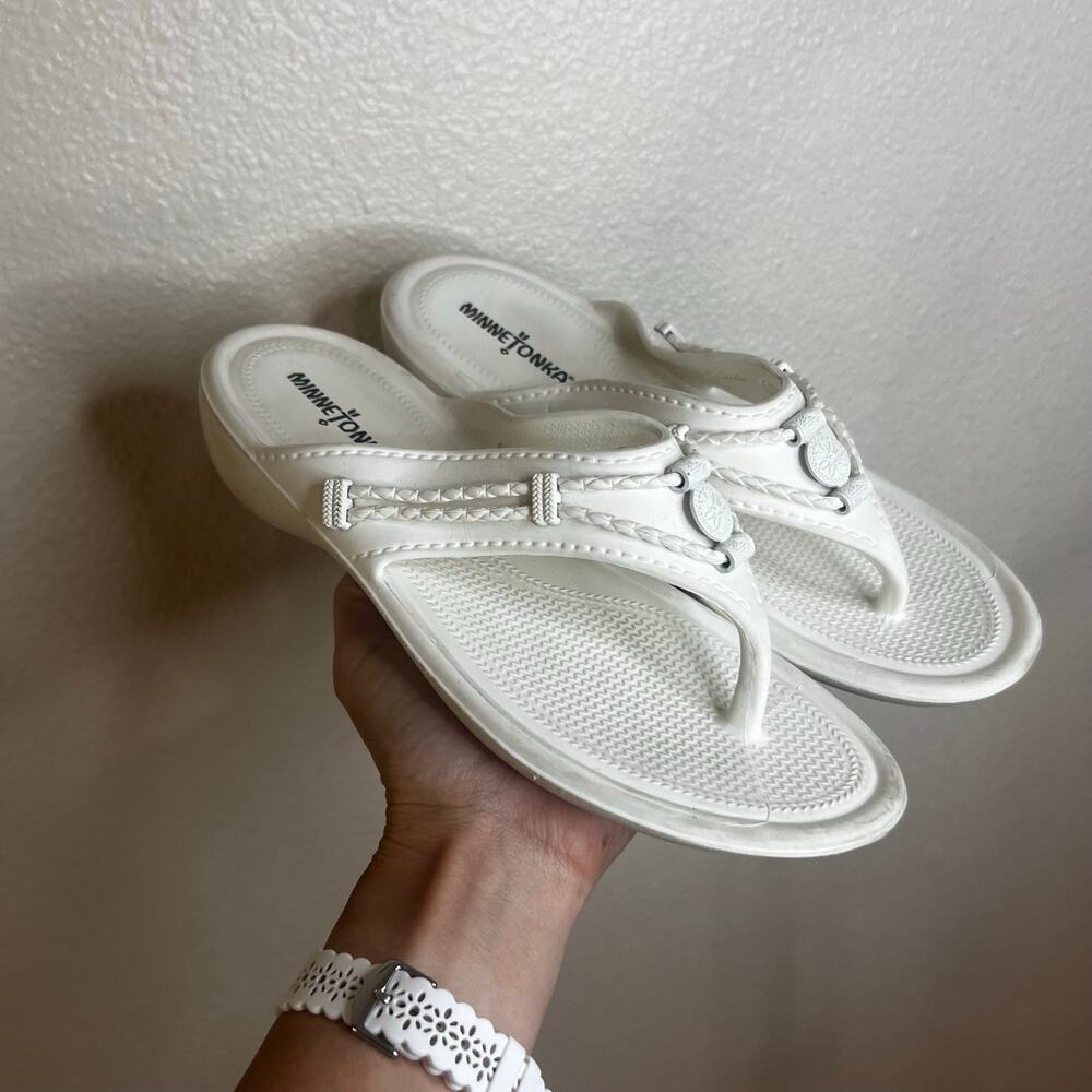 Minnetonka Silverthorne Prism Thong Sandals 570100 in White WOMENS 9